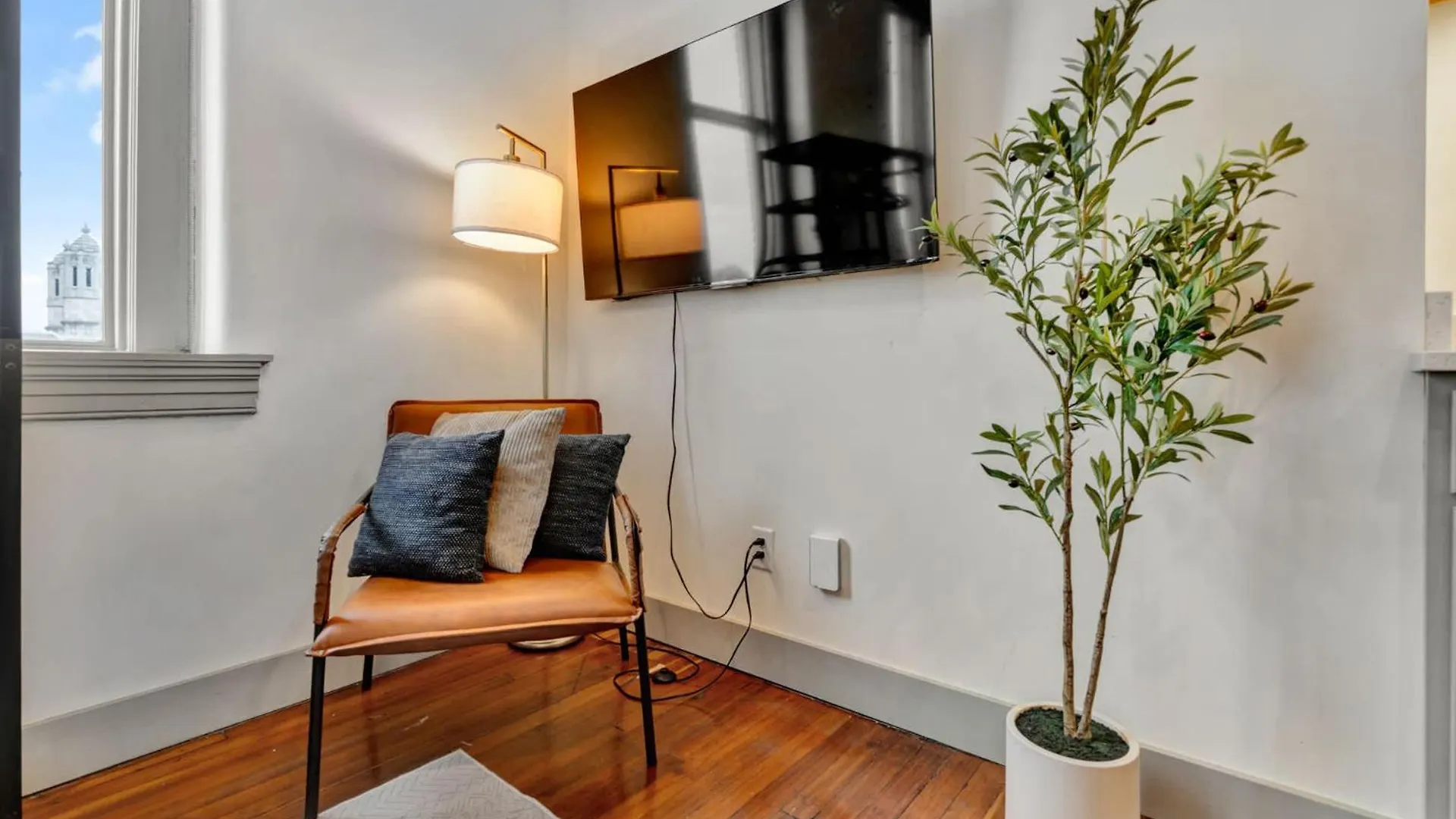 Bright And Modern Studio In Louisville # 405